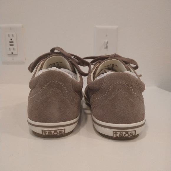 Taos Retro Star Sneakers (new in box) - Picture 5 of 8